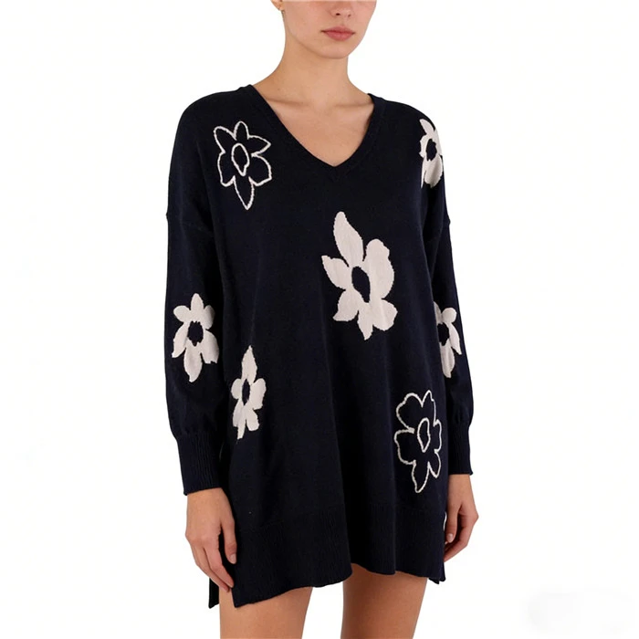Langer Damenpullover mit Blumenmuster